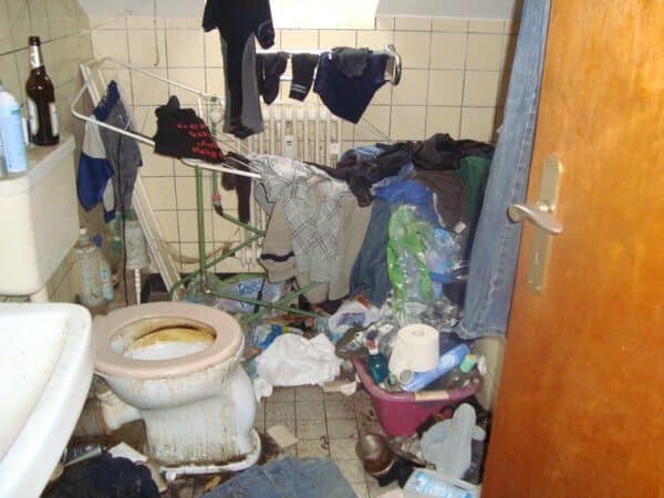 Vorher: Bad mit Unordnung